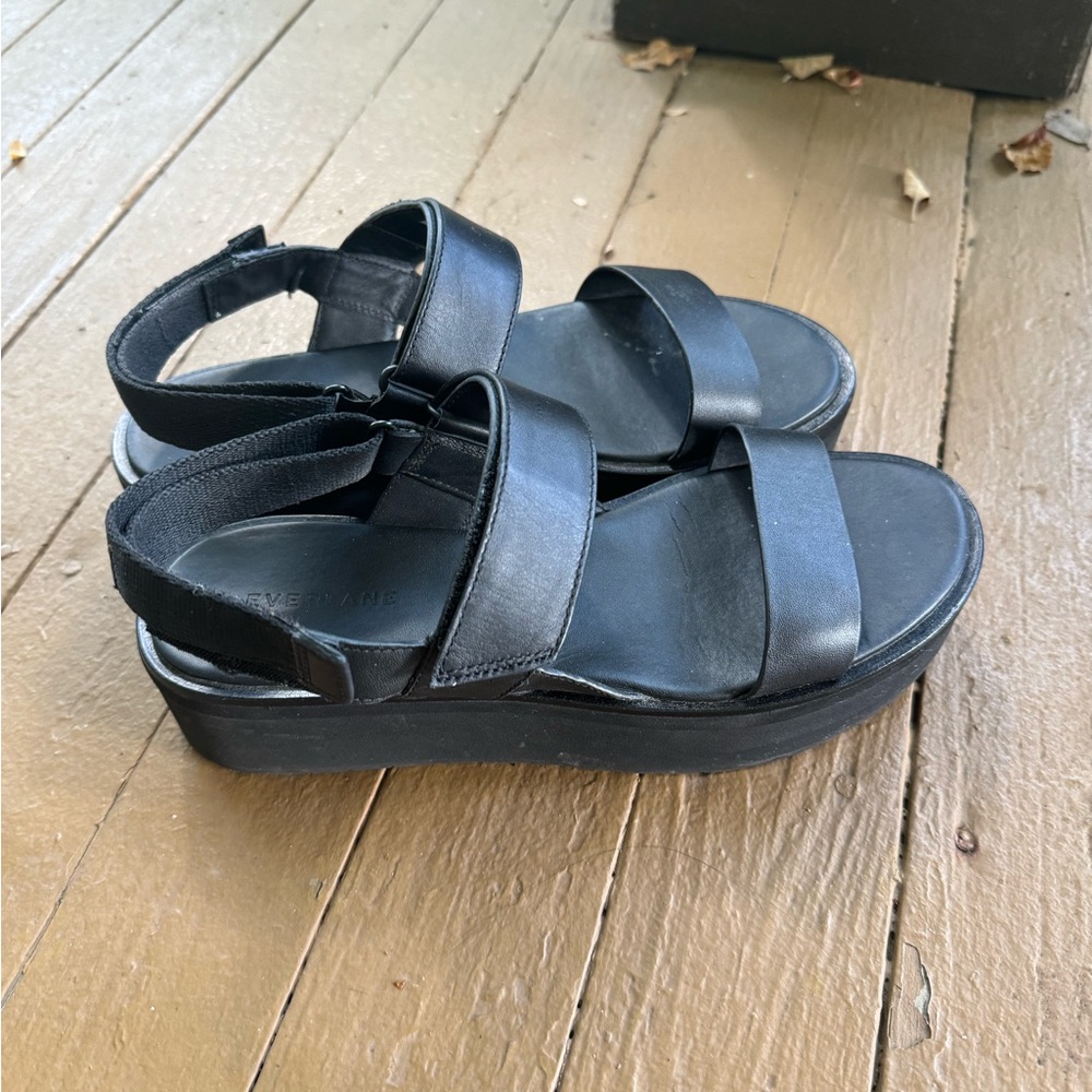 Everlane gently worn 8.5 very comfortable and very adjustable sandals.